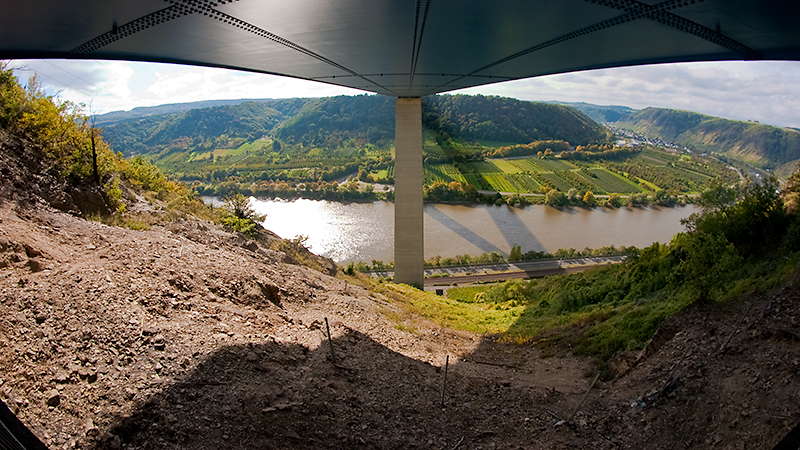 Unter der Moseltalbrücke