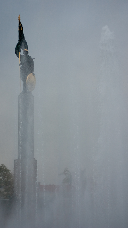 Hochstrahlbrunnen am Schwarzenbergplatz mit Heldendenkmal der Roten Armee