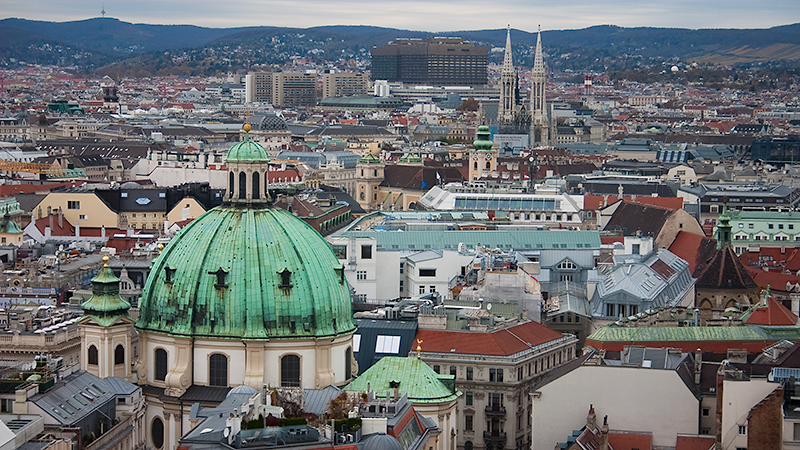 Peterskirche (vorne) und Votivkirche (hinten)