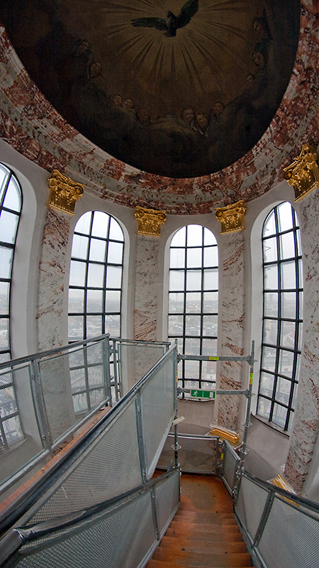 Höher gehts nicht: in der Laterne der Karlskirche