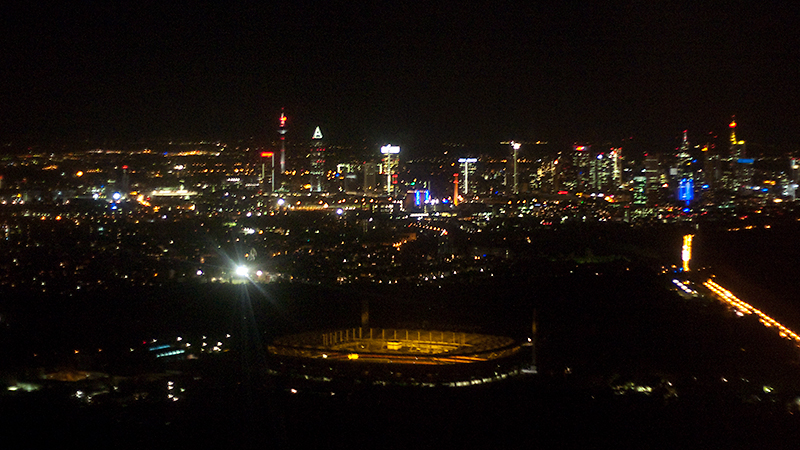 Skyline von Frankfurt am Main und Commerzbank-Arena (ehemals Waldstation)