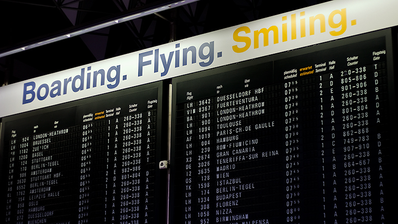 Abflugtafel im Terminal 1