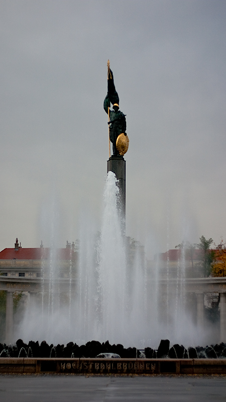 Hochstrahlbrunnen mit Heldendenkmal der Roten Armee