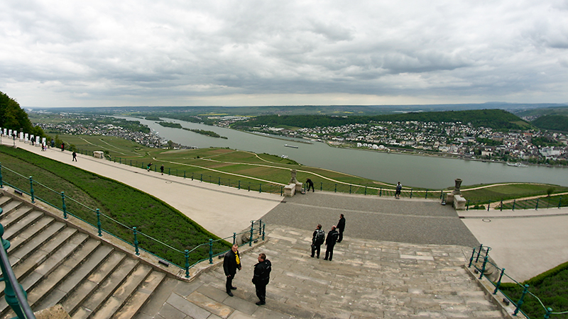 Blick vom Niederwalddenkmal auf den Rhein mit Rüdesheim (links) und Bingen (rechts)