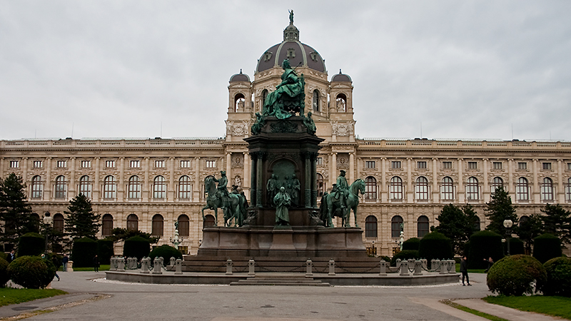 Maria-Theresien-Denkmal am gleichnamigen Platz