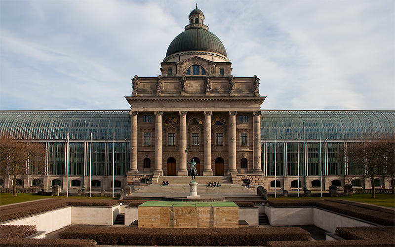 Bayerische Staatskanzlei mit Reiterstandbild Otto von Wittelsbach und Gefallenenehrenmal