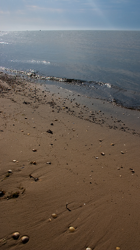 Bereits mit leichten Regenspuren im Sand - Strand von Neuharlingersiel