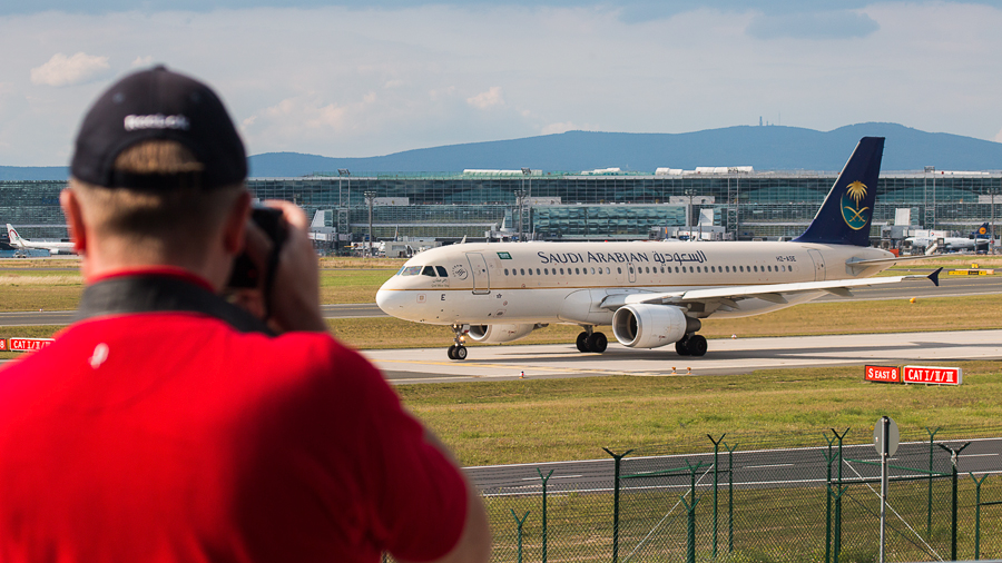 Spotting the Spotter: Saudi Arabian Airlines Airbus A320-200 HZ-ASE