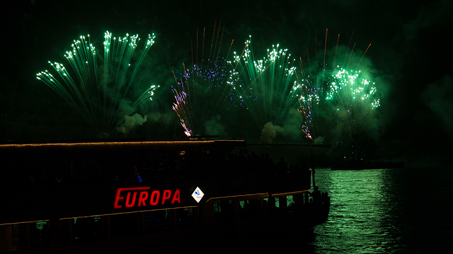 Nicht nur Marsmenschen sind grün - auch das Feuerwerk zum Thema "Gravity"