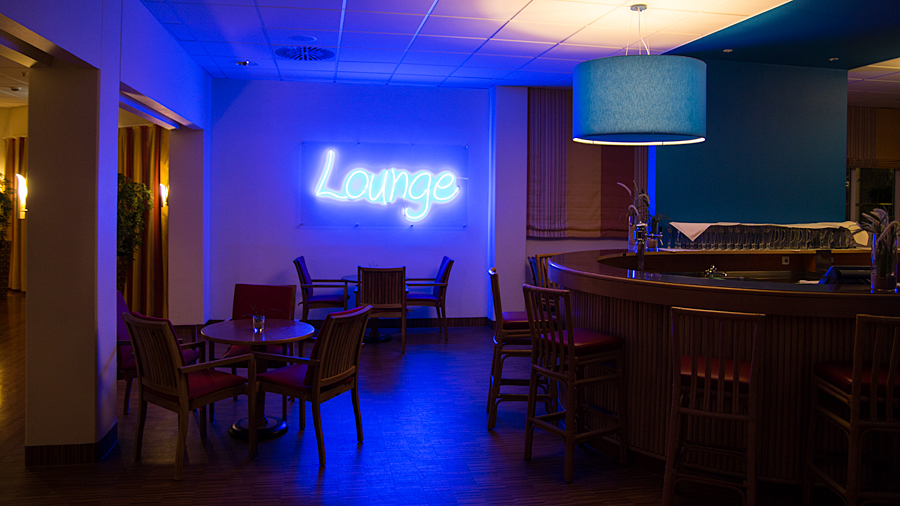 Lounge im Untergeschoss, wo auch Veranstaltungen möglich sind