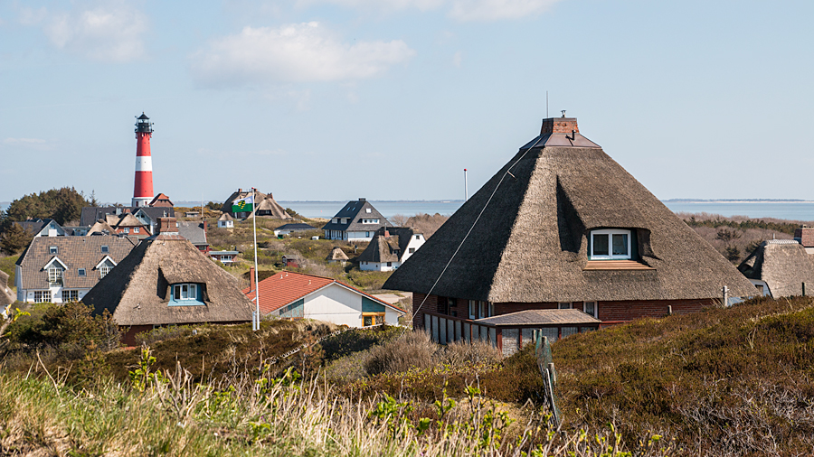 Blick zum Leuchtturm mit Föhr im Hintergrund