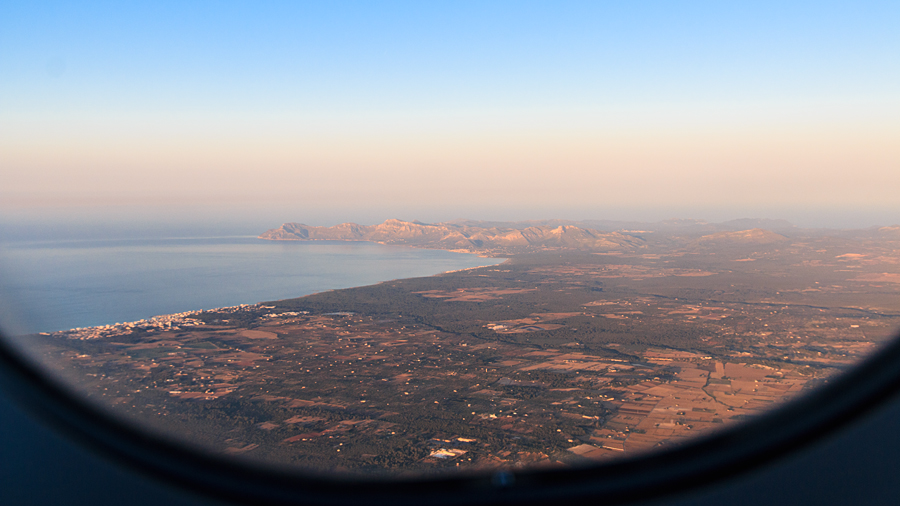 Anflug auf Mallorca: Can Picafort (links) am Strand der Badia d'Alcúdia und Serres de Llevant (Hintergrund)