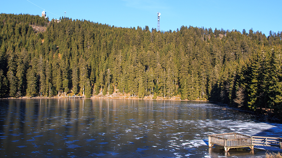 Blick vom Mummelsee zur Hornisgrinde mit Bismarckturm (links)