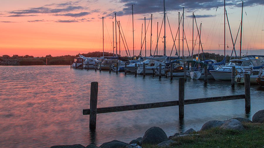 Nach Sonnenuntergang im Lystbådehavn Gedser, Dänemark