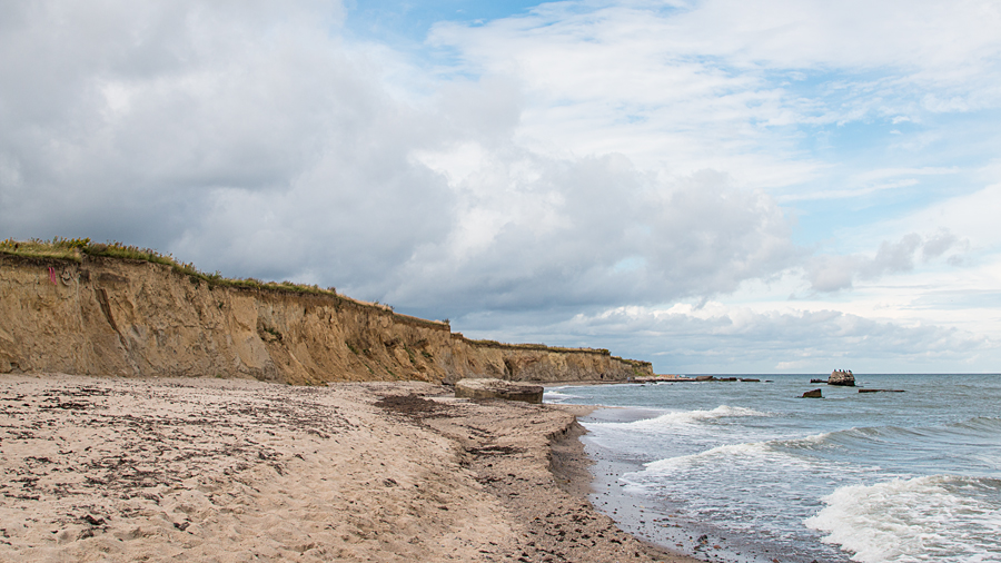 Steilküste der Gedser Odde mit von der Ostsee gewonnenen Überresten der Militärgebäude